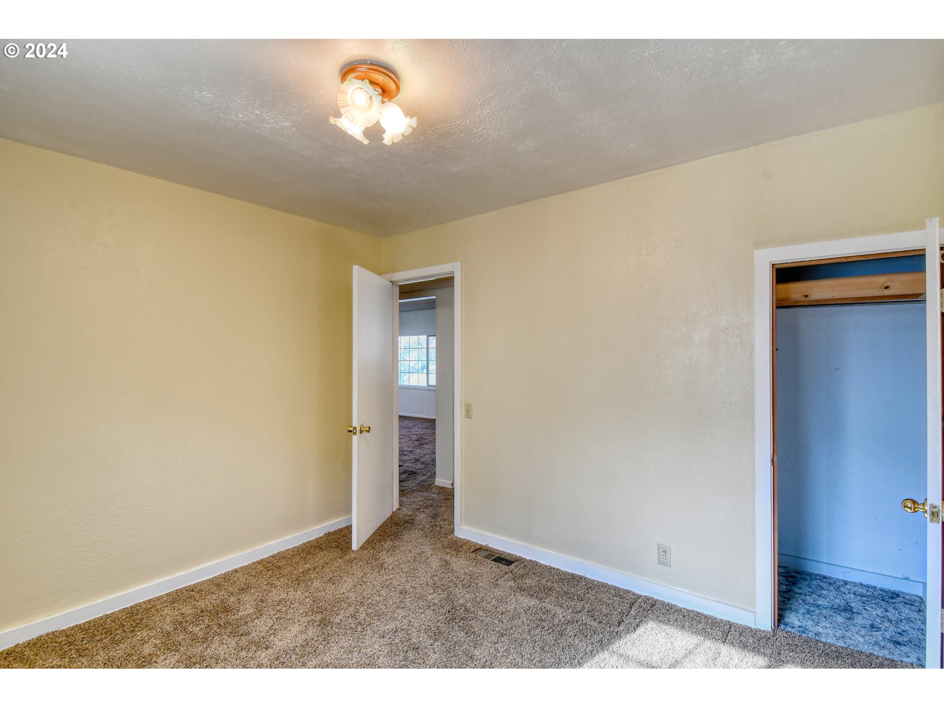 3810 Northeast Riverside Avenue Pendleton, OR 97801 - Photo 19 of 45 view of an empty room and window