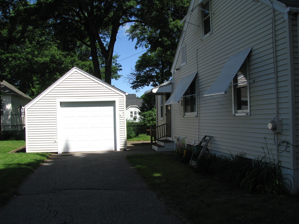 32 Hamlet Street Springfield, MA 01104 - Photo 3 of 27