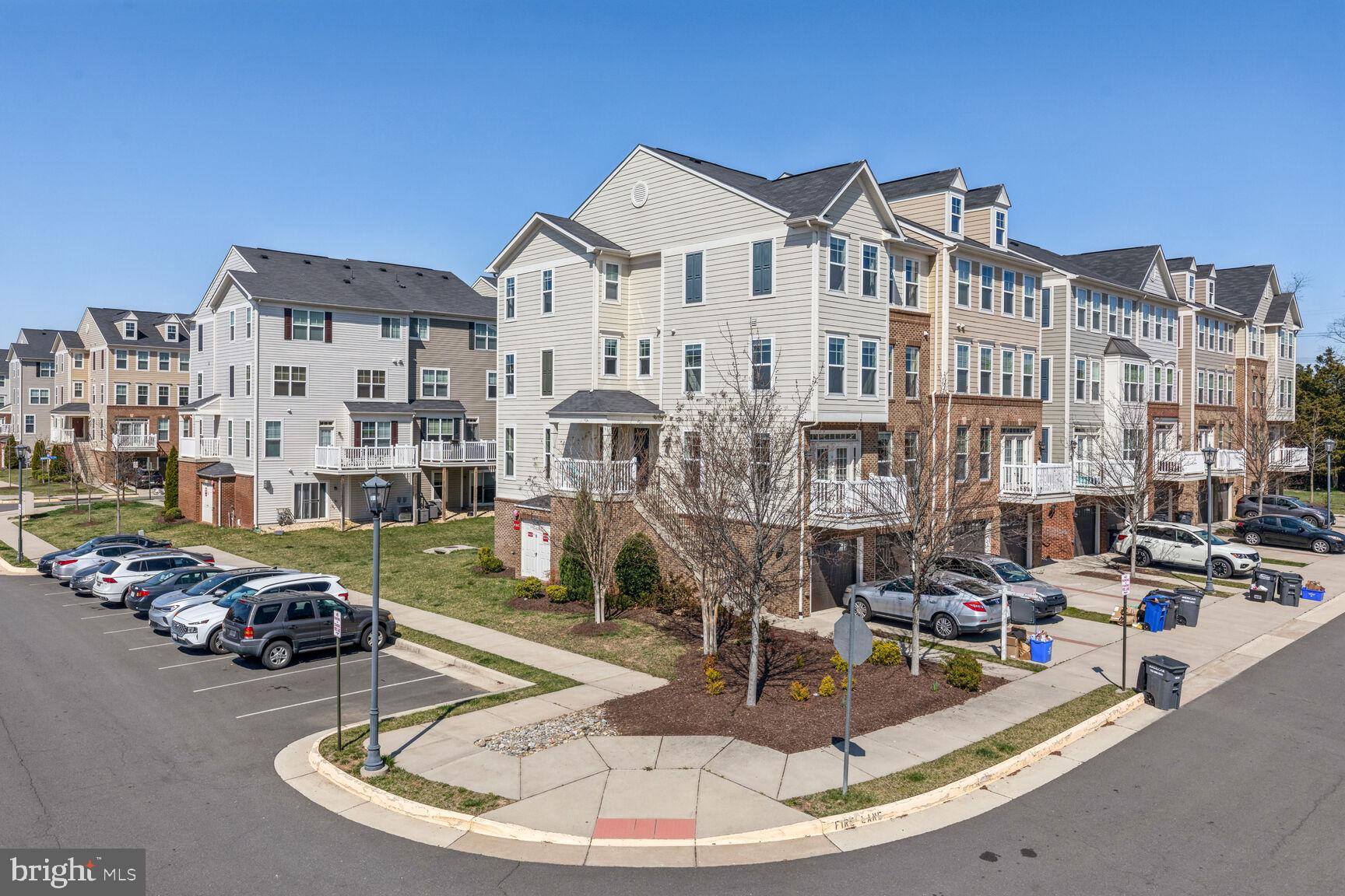 25253 Laureldale Terrace Chantilly, VA 20152 - Photo 2 of 17