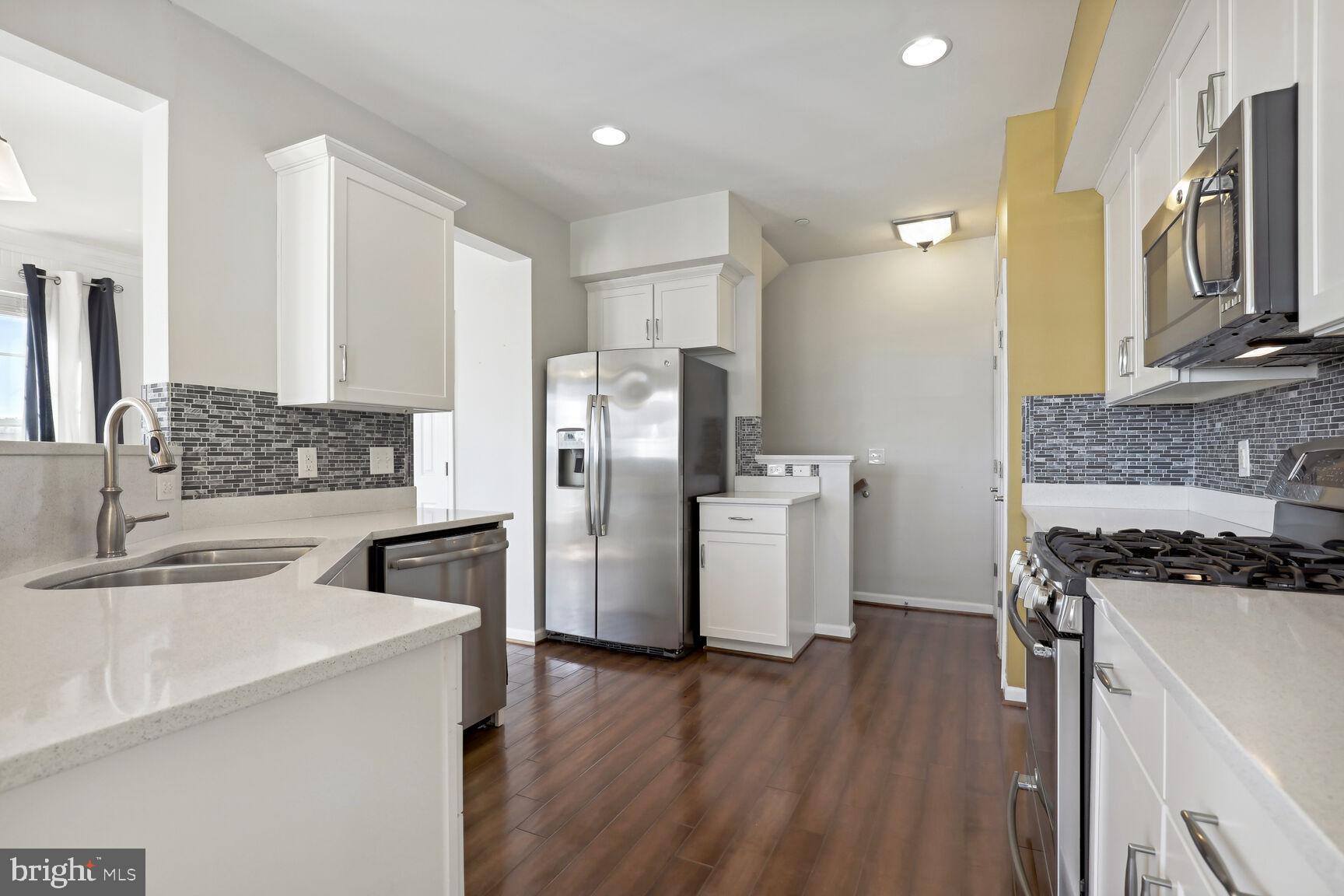 25253 Laureldale Terrace Chantilly, VA 20152 - Photo 7 of 17 Fully upgraded kitchen, like new.