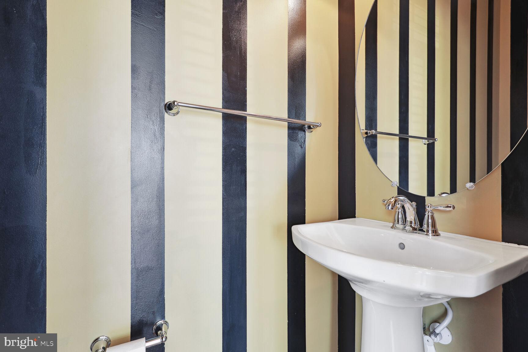 25253 Laureldale Terrace Chantilly, VA 20152 - Photo 9 of 17 Half bathroom on the main level