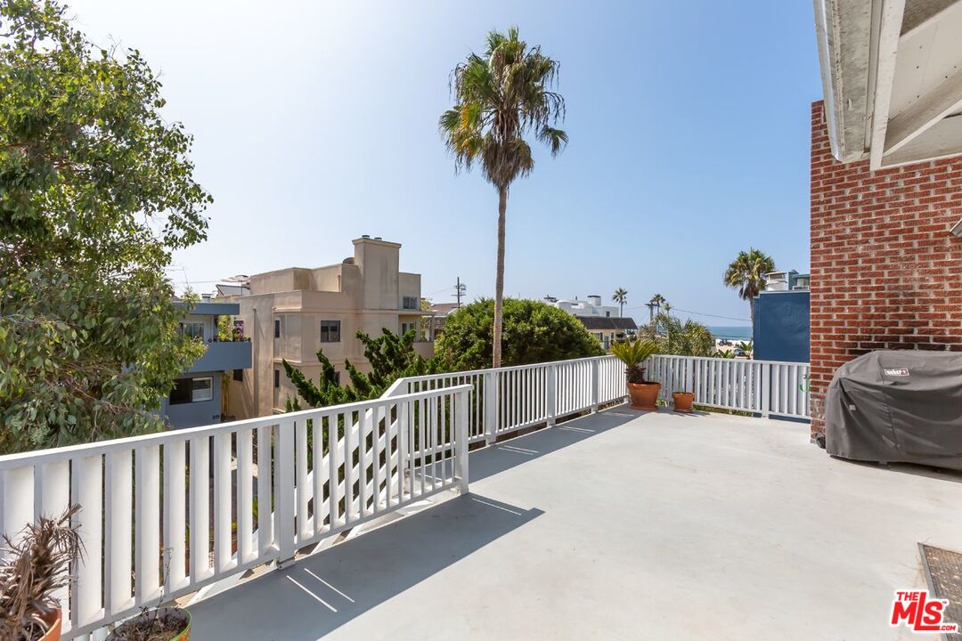 27 Buccaneer Street Marina del Rey, CA 90292 - Photo 2 of 15 a view of a garden