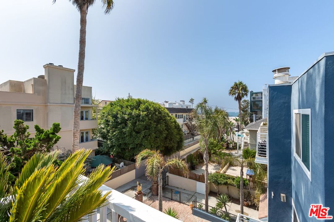 27 Buccaneer Street Marina del Rey, CA 90292 - Photo 15 of 15 a picture of houses with yard