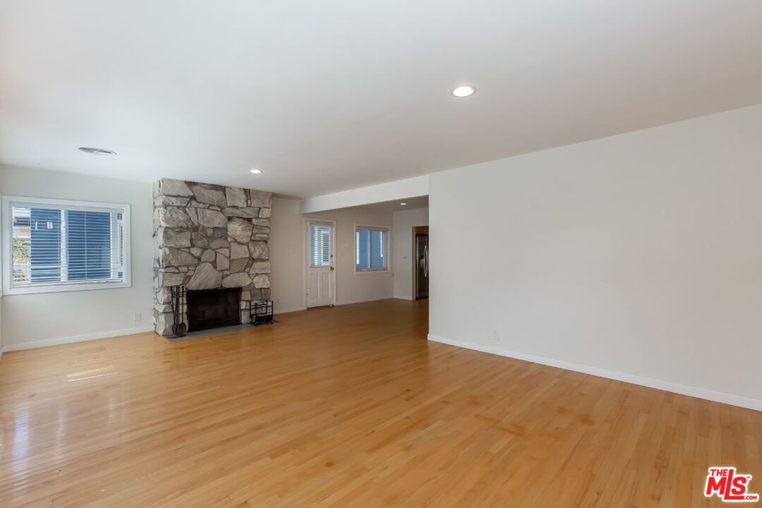 27 Buccaneer Street Marina del Rey, CA 90292 - Photo 4 of 15 a view of a livingroom with a fireplace