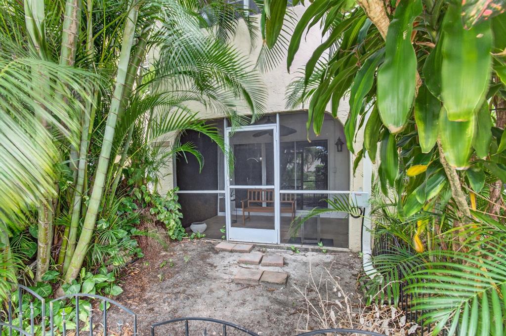 6621 Via Regina, Unit 6621 Boca Raton, FL 33433 - Photo 65 of 100 a backyard of a house with lots of green space