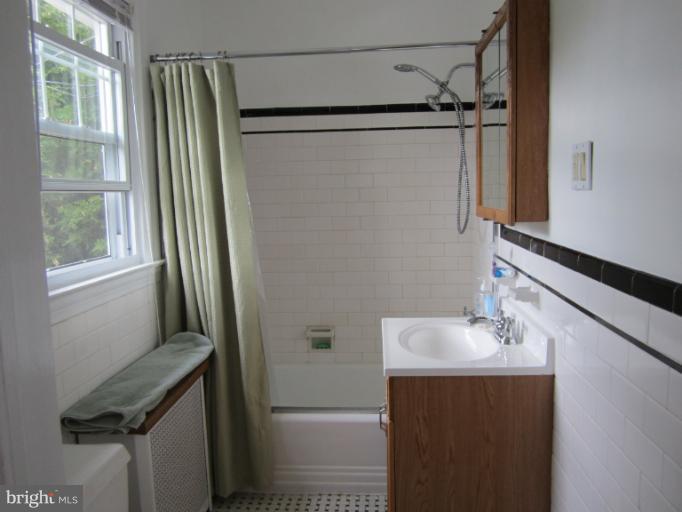 1108 Elm Ridge Avenue Baltimore, MD 21229 - Photo 2 of 14 Bath