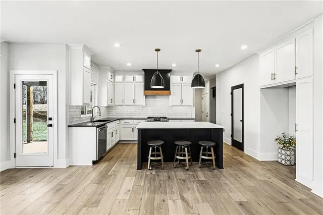 $699,900 | 3221 Southwest Saddlebred Terrace, Lee's Summit, MO 64082