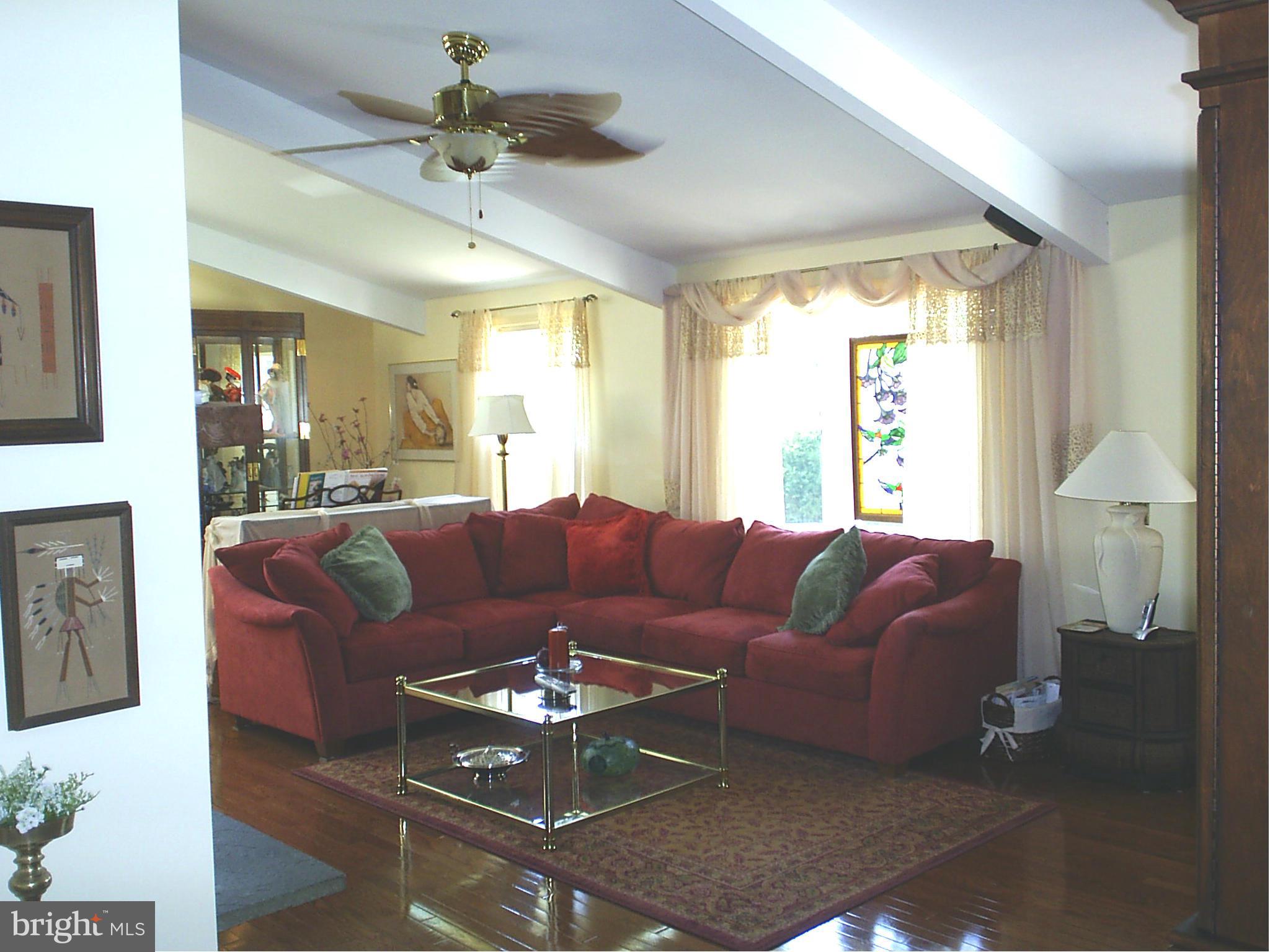 8681 Solomons Island Road North Owings, MD 20736 - Photo 5 of 29 Living Room