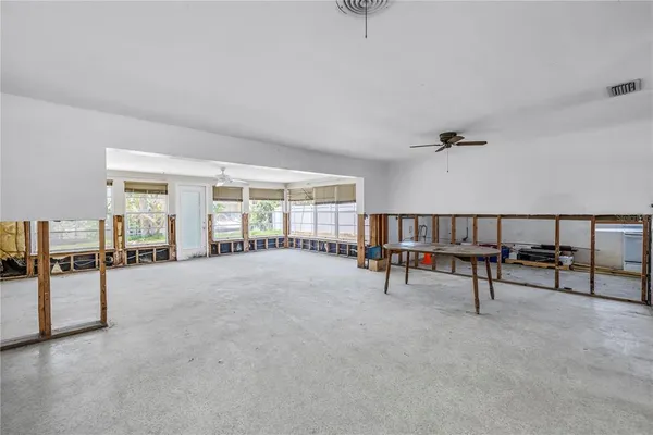 a view of a livingroom with furniture and a ceiling fan