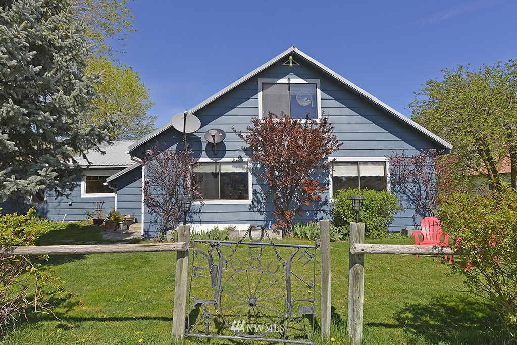 322 North End Omak Lake Road Omak, WA 98841 - Photo 26 of 40 a front view of a house with a yard