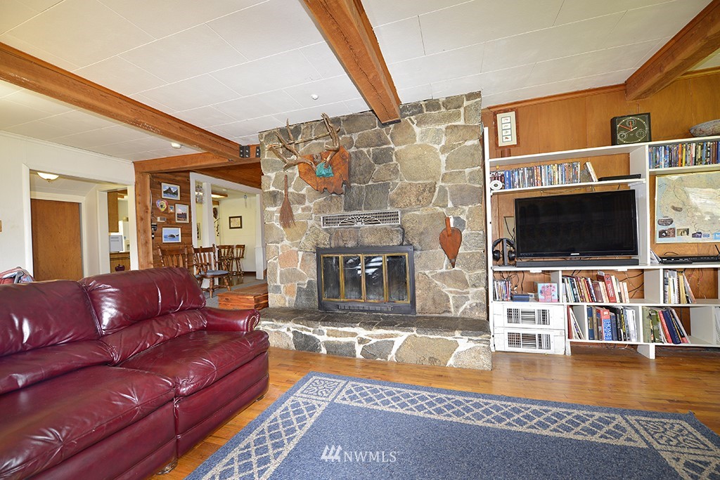 322 North End Omak Lake Road Omak, WA 98841 - Photo 33 of 40 a living room with furniture and a flat screen tv
