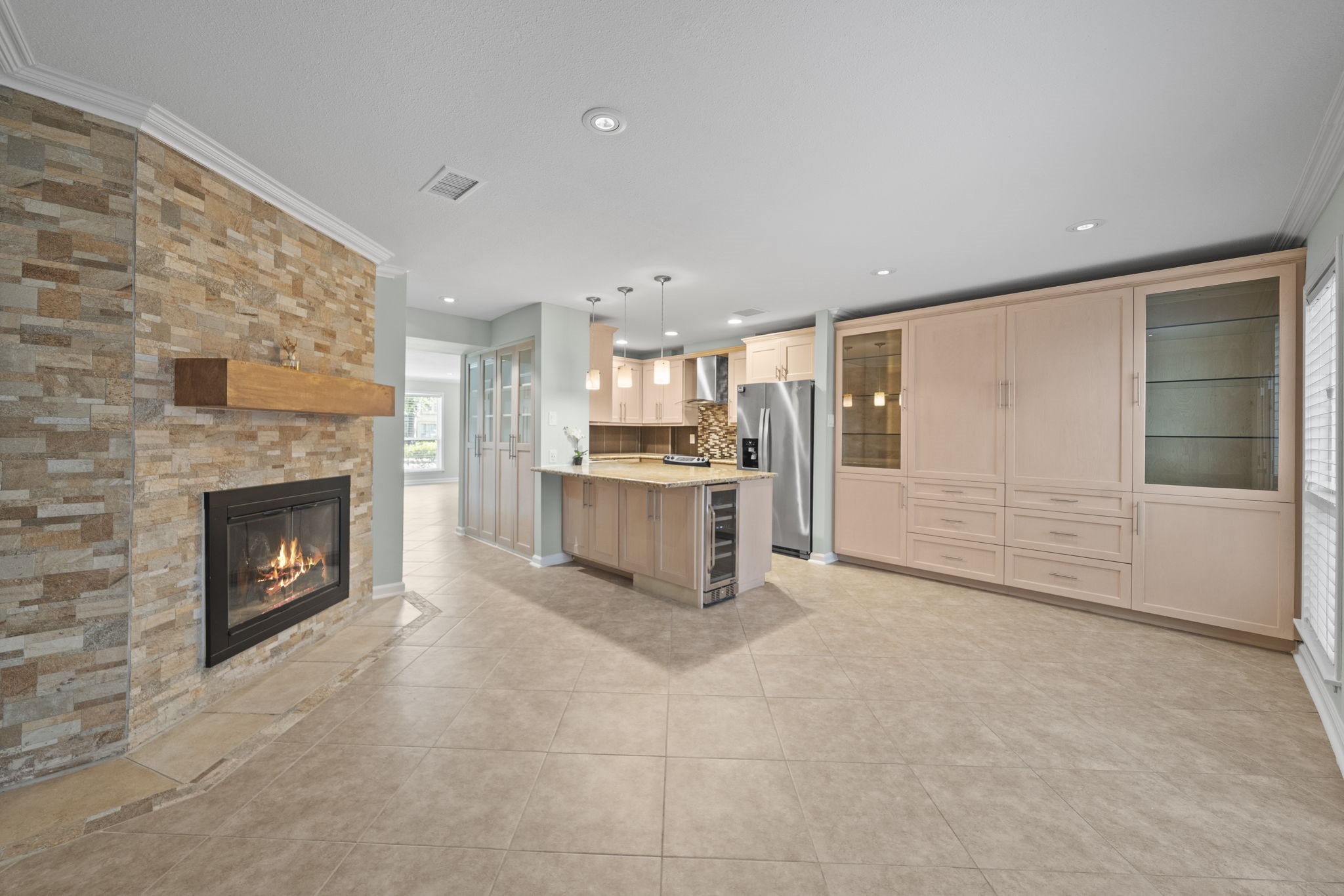 5801 Lumberdale Road, Unit 132 Houston, TX 77092 - Photo 8 of 33 Open-concept dining area with views of the kitchen