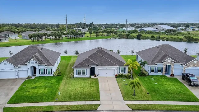 a view of house with garden