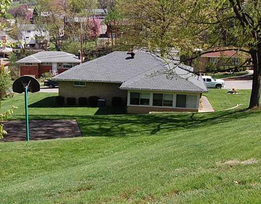 130 Reed Drive Green Tree, PA 15205 - Photo 3 of 10 Exterior Back.