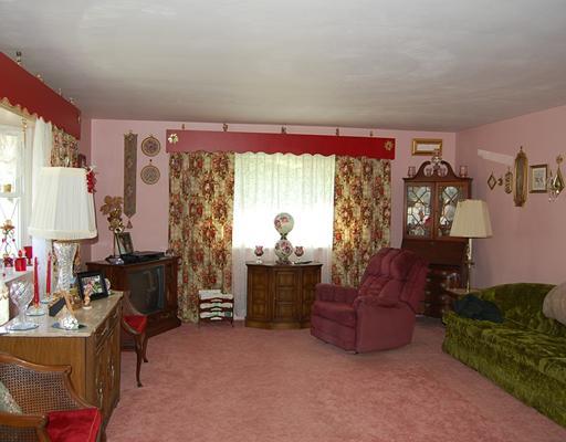 130 Reed Drive Green Tree, PA 15205 - Photo 4 of 10 Living Room.