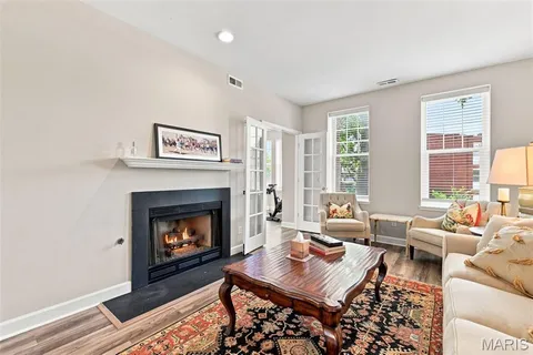 $189,900 | 5885 Nina Place, Unit 2E, St. Louis, MO 63112