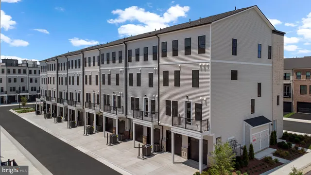 $609,065 | 43305 Farringdon Square, Broadlands, VA 20148