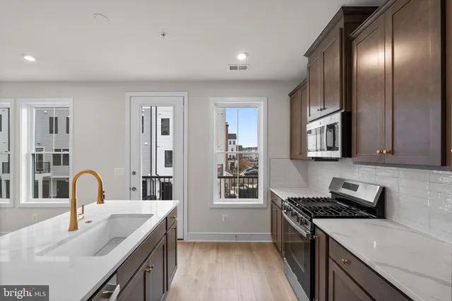 $609,065 | 43305 Farringdon Square, Broadlands, VA 20148