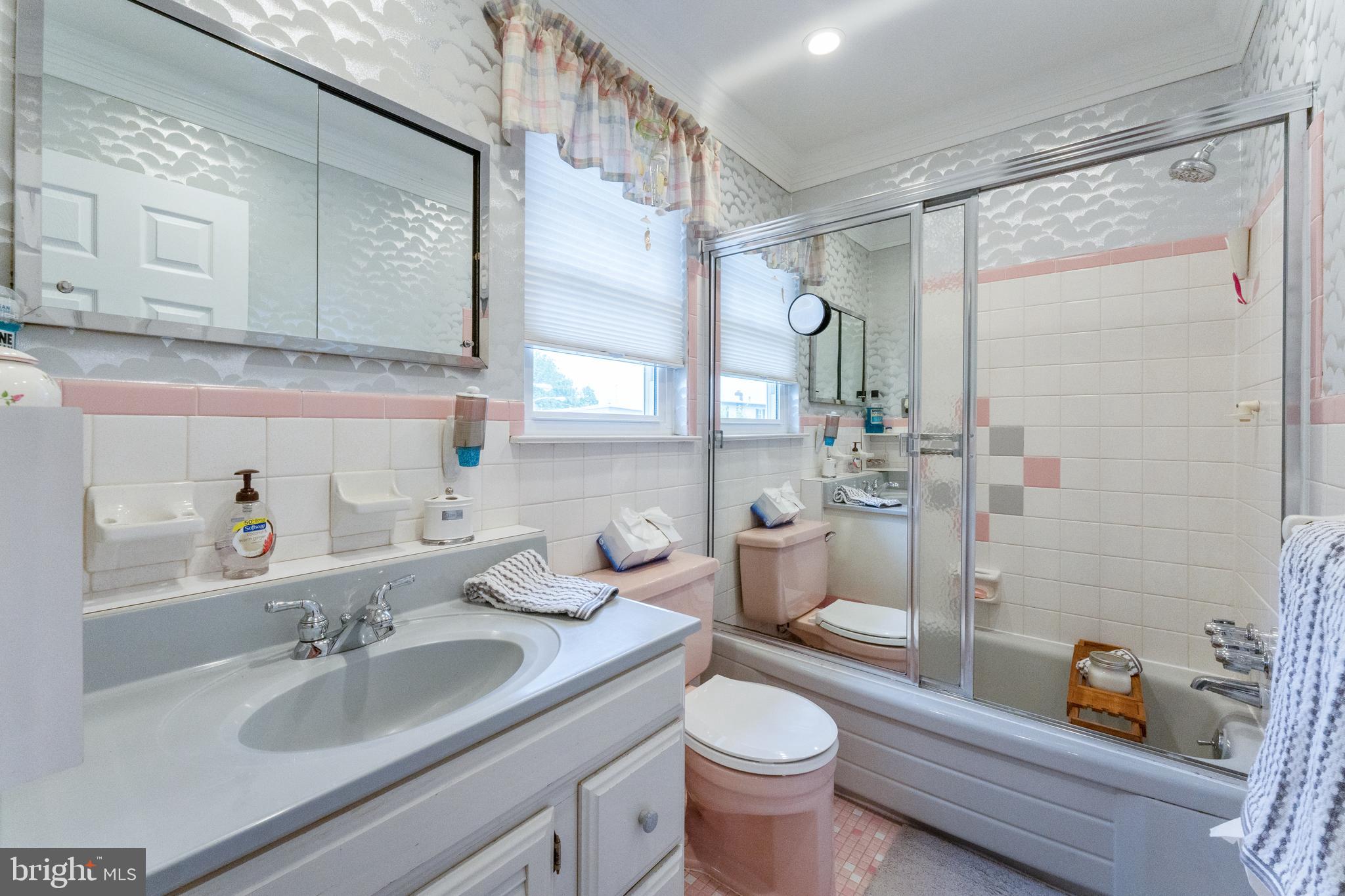 1236 Jennifer Road Philadelphia, PA 19116 - Photo 25 of 30 Full Hall Bathroom