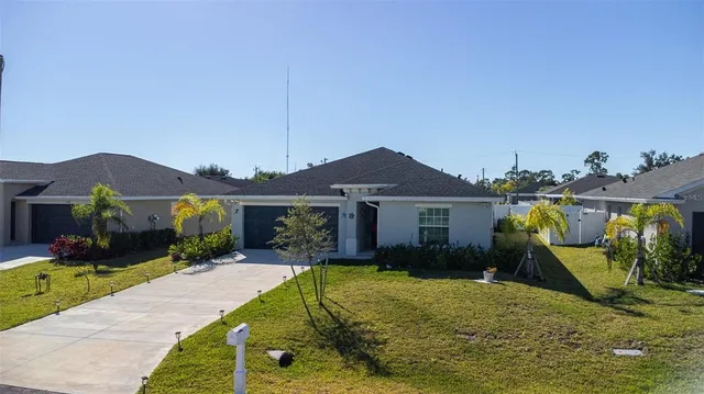 a view of a house with backyard and porch