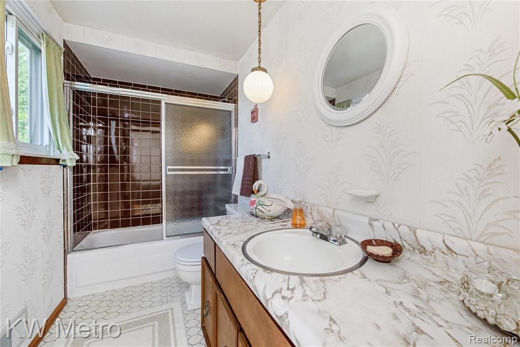 5000 Commerce Road West Bloomfield, MI 48324 - Photo 14 of 20