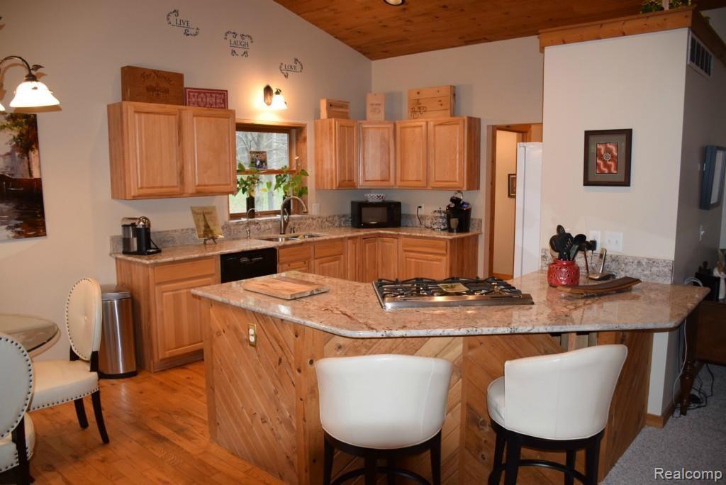 7215 Faussett Road Fenton, MI 48430 - Photo 20 of 46 20 kitchen.jpg