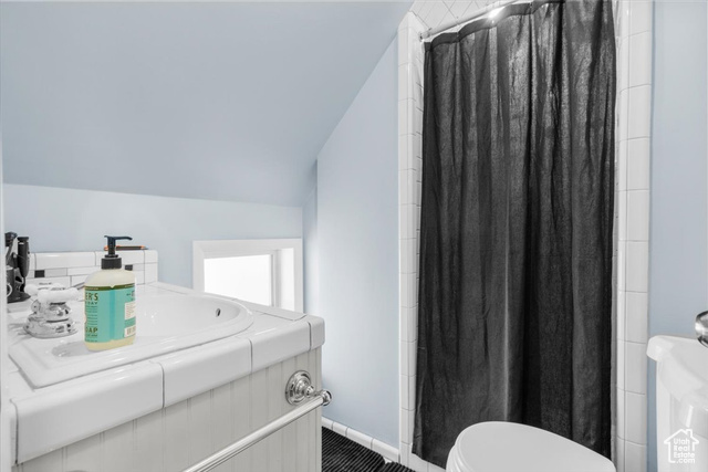 11450 Pigeon Hollow Road Spring City, UT 84662 - Photo 18 of 47 Full bath with vaulted ceiling and curtained shower