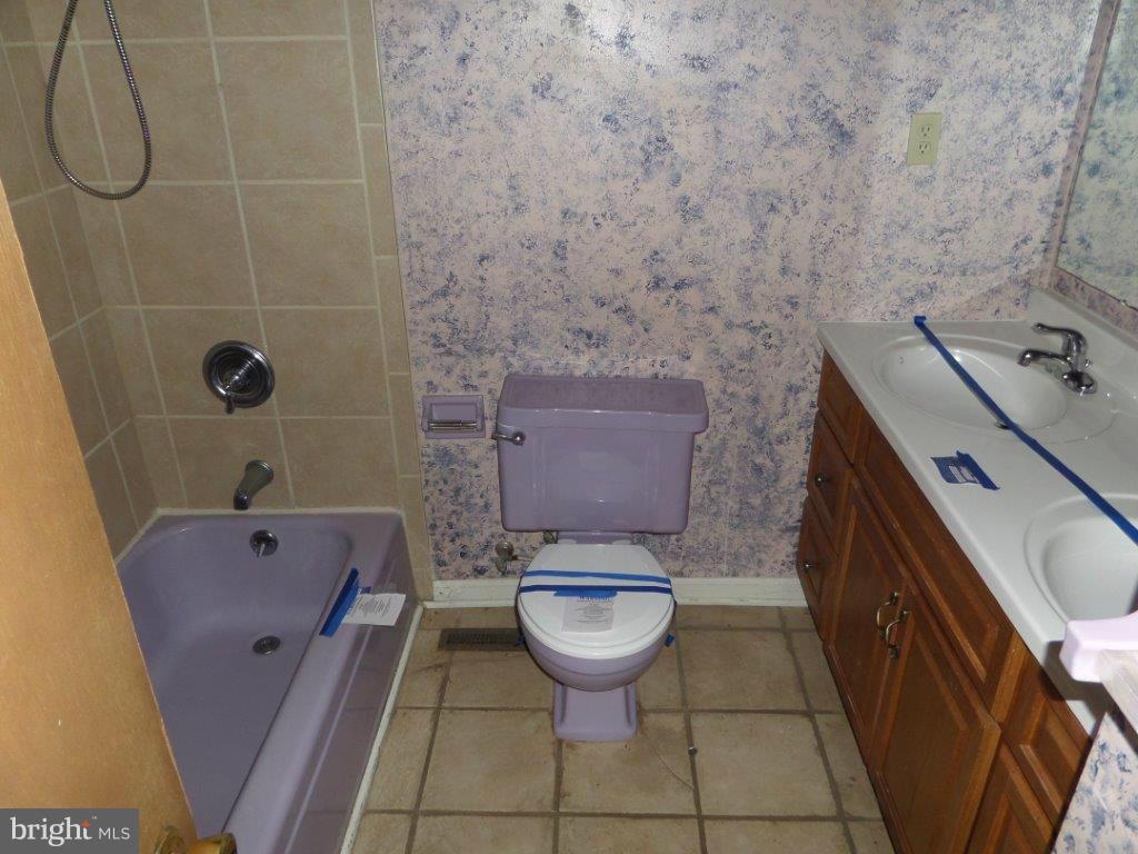 421 Russell Road Berryville, VA 22611 - Photo 20 of 30 Full Bathroom 2