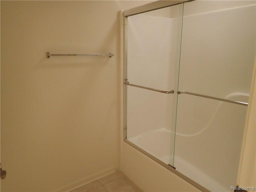 638 Telya Ridge, Unit 27 Milford, MI 48381 - Photo 35 of 54 Upper Level Full Bath