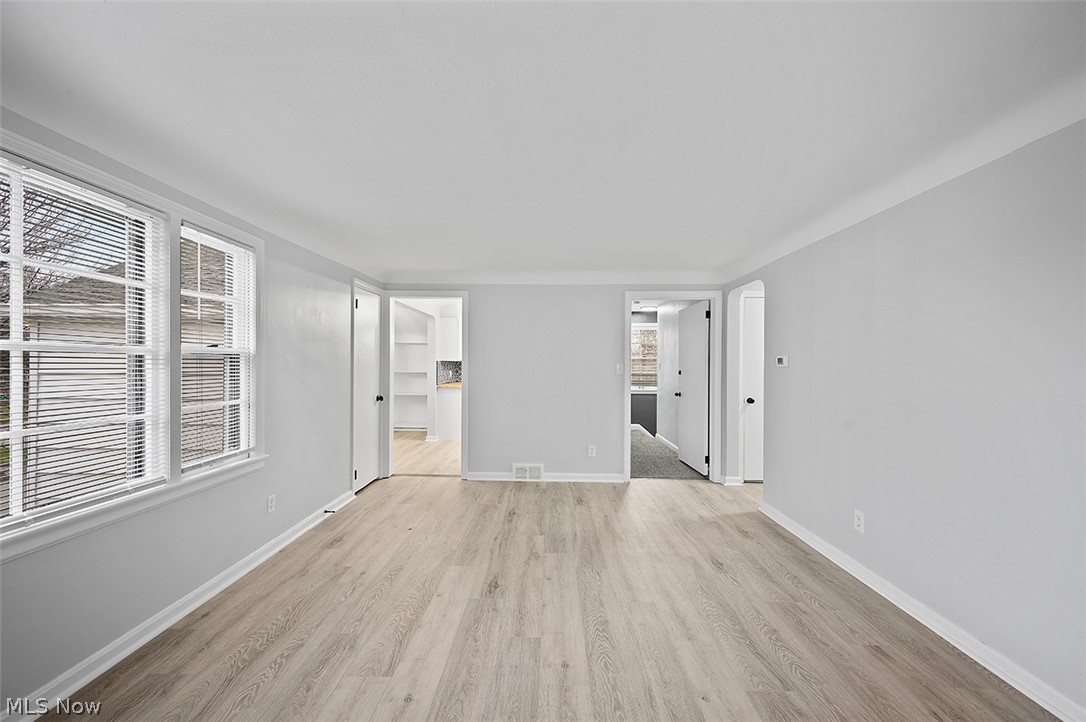 4089 Stilmore Road Cleveland, OH 44121 - Photo 15 of 31 2nd floor Living room