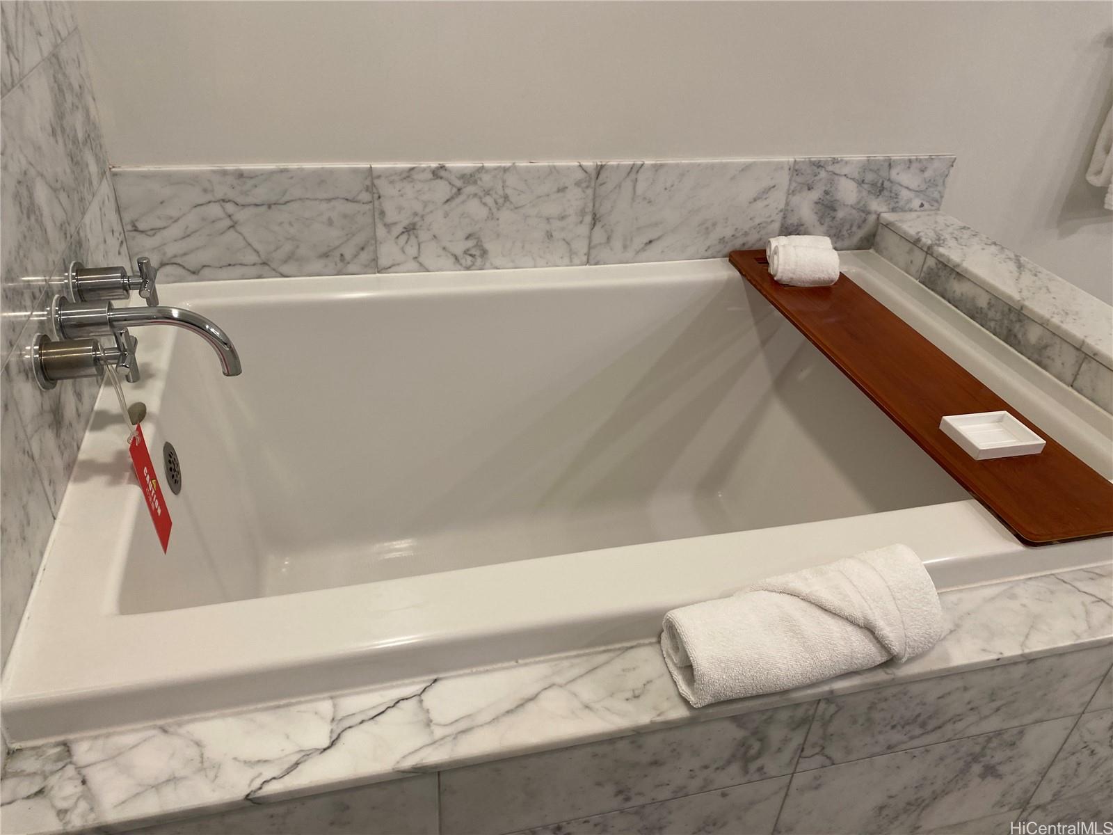 223 Saratoga Road, Unit 2316 Honolulu, HI 96815 - Photo 14 of 20 a bathroom with a bathtub