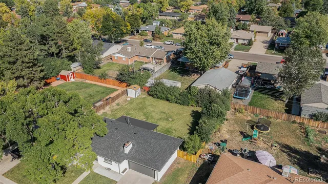 a picture of a very nice looking living room