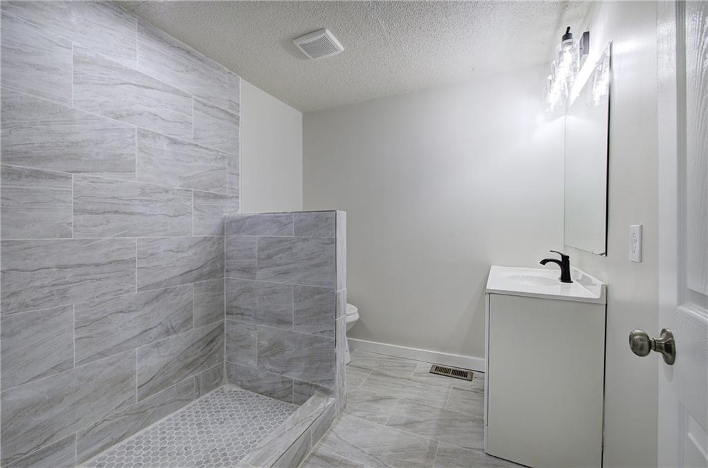 4604 Highway 151 LaFayette, GA 30728 - Photo 4 of 30 a bathroom with a shower