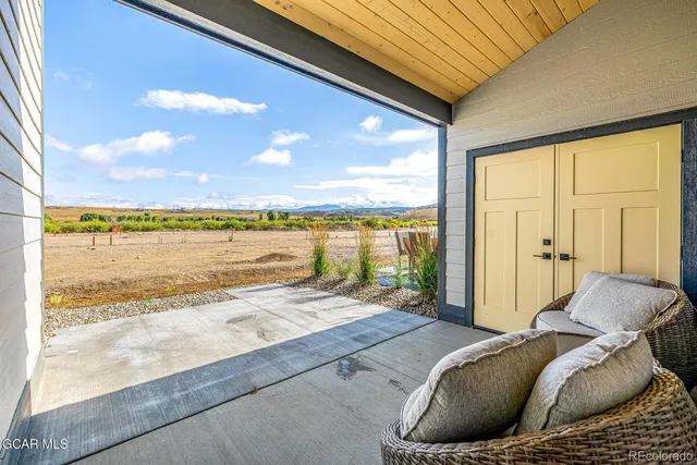 a en suite bathroom with a double vanity sink and mirror