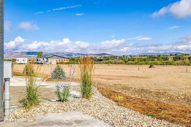 a bathroom with double vanity sinks and a mirror