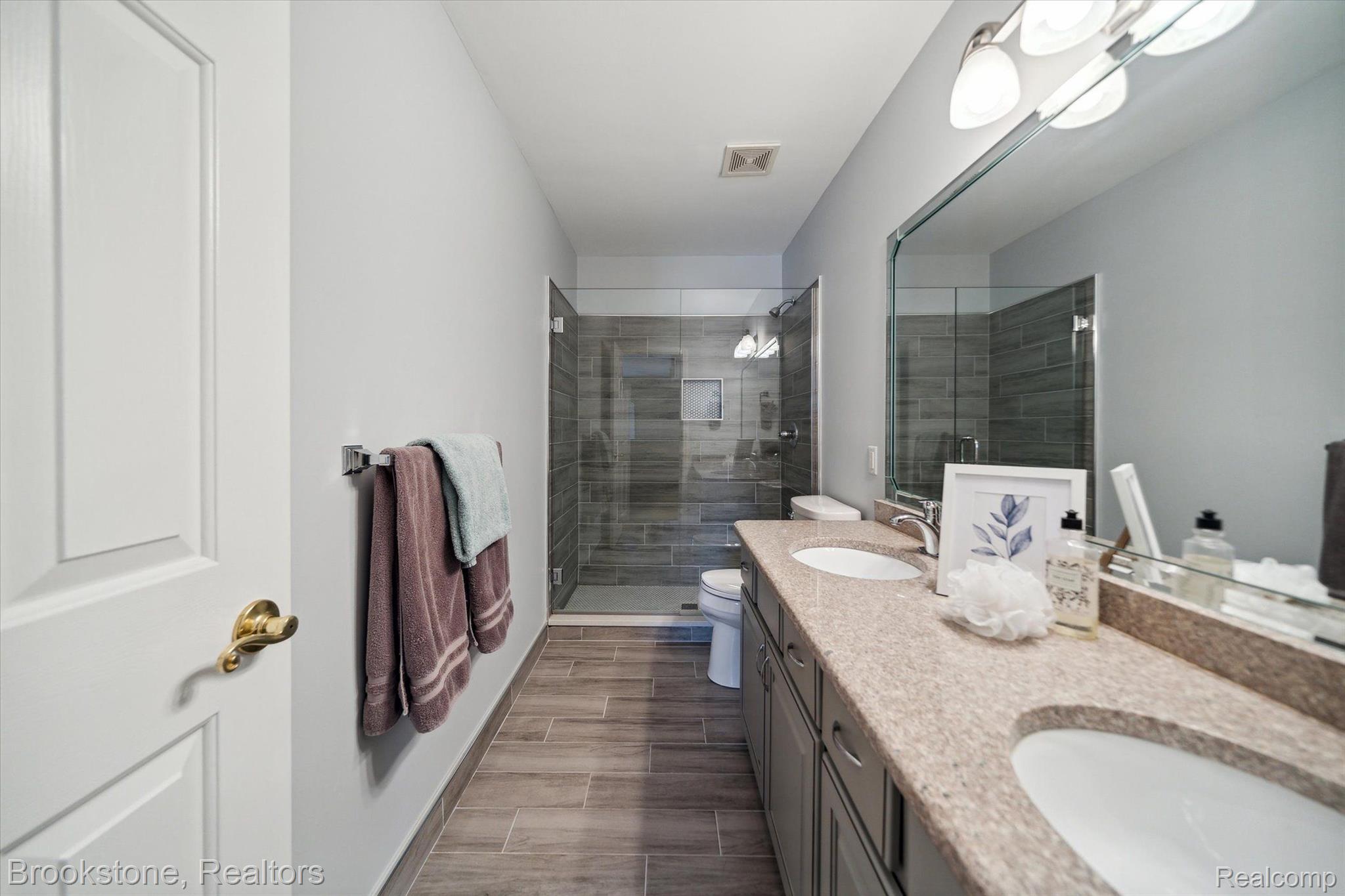 3944 Fieldview Road Lake Orion, MI 48360 - Photo 34 of 58 Upper Full Bathroom