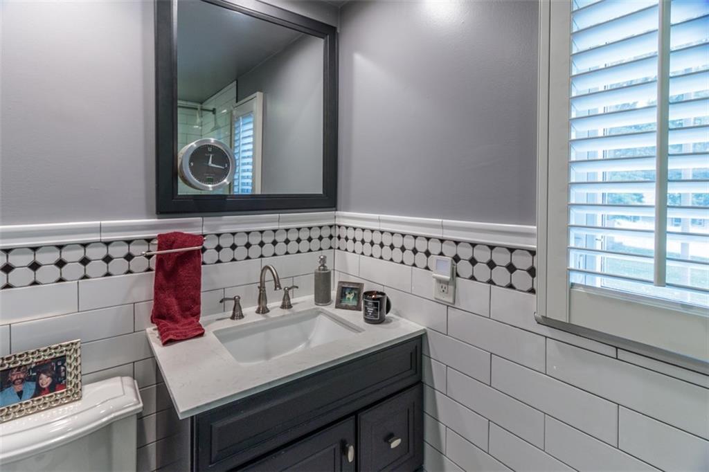 3239 Comanche Road Pittsburgh, PA 15241 - Photo 16 of 25 a bathroom with a sink and a mirror