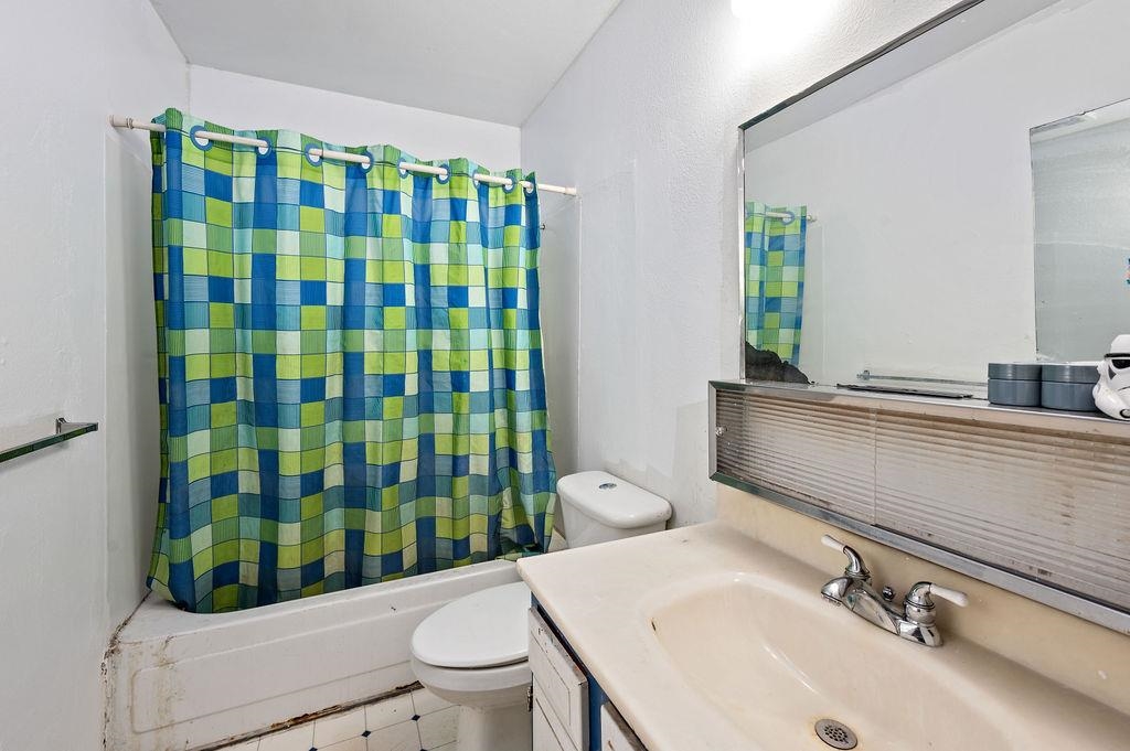 631-29 29 1/4 Road Grand Junction, CO 81504 - Photo 10 of 11 a bathroom with a sink toilet and shower