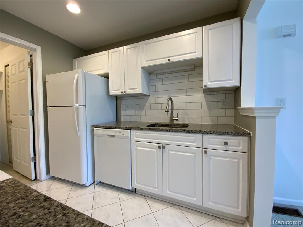 3577 Oakmonte Boulevard Rochester, MI 48306 - Photo 6 of 26