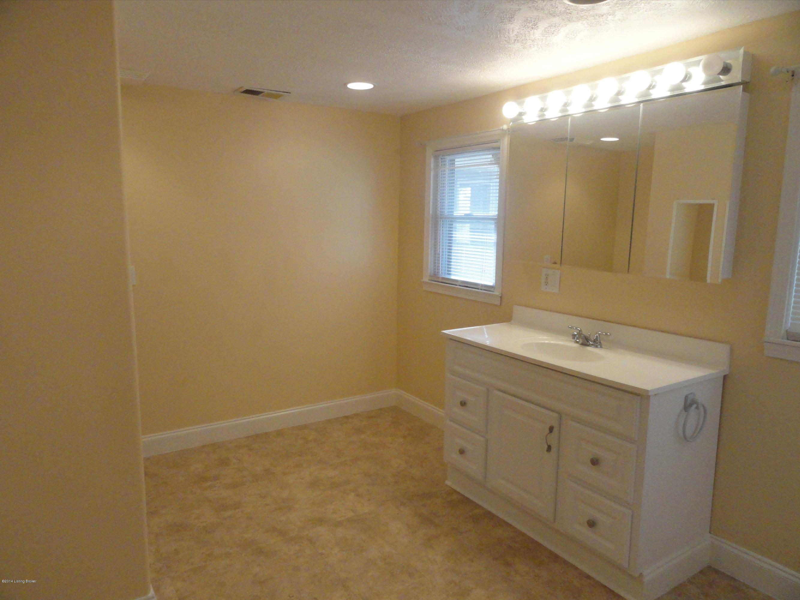 3806 Hopewell Road Louisville, KY 40299 - Photo 8 of 14 DSC01545