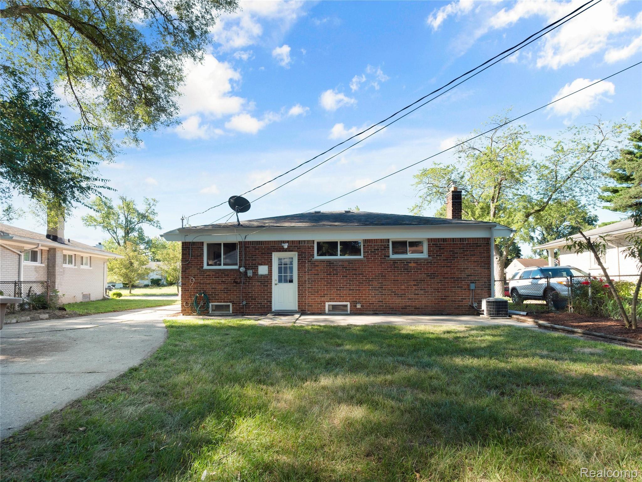 533 Avon Road Pontiac, MI 48341 - Photo 21 of 23 P1144496.jpg
