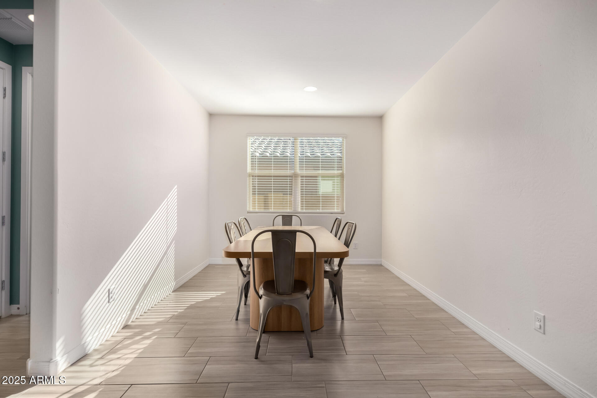2652 South Prospector Point Road Apache Junction, AZ 85119 - Photo 15 of 37 a dining room with furniture and window