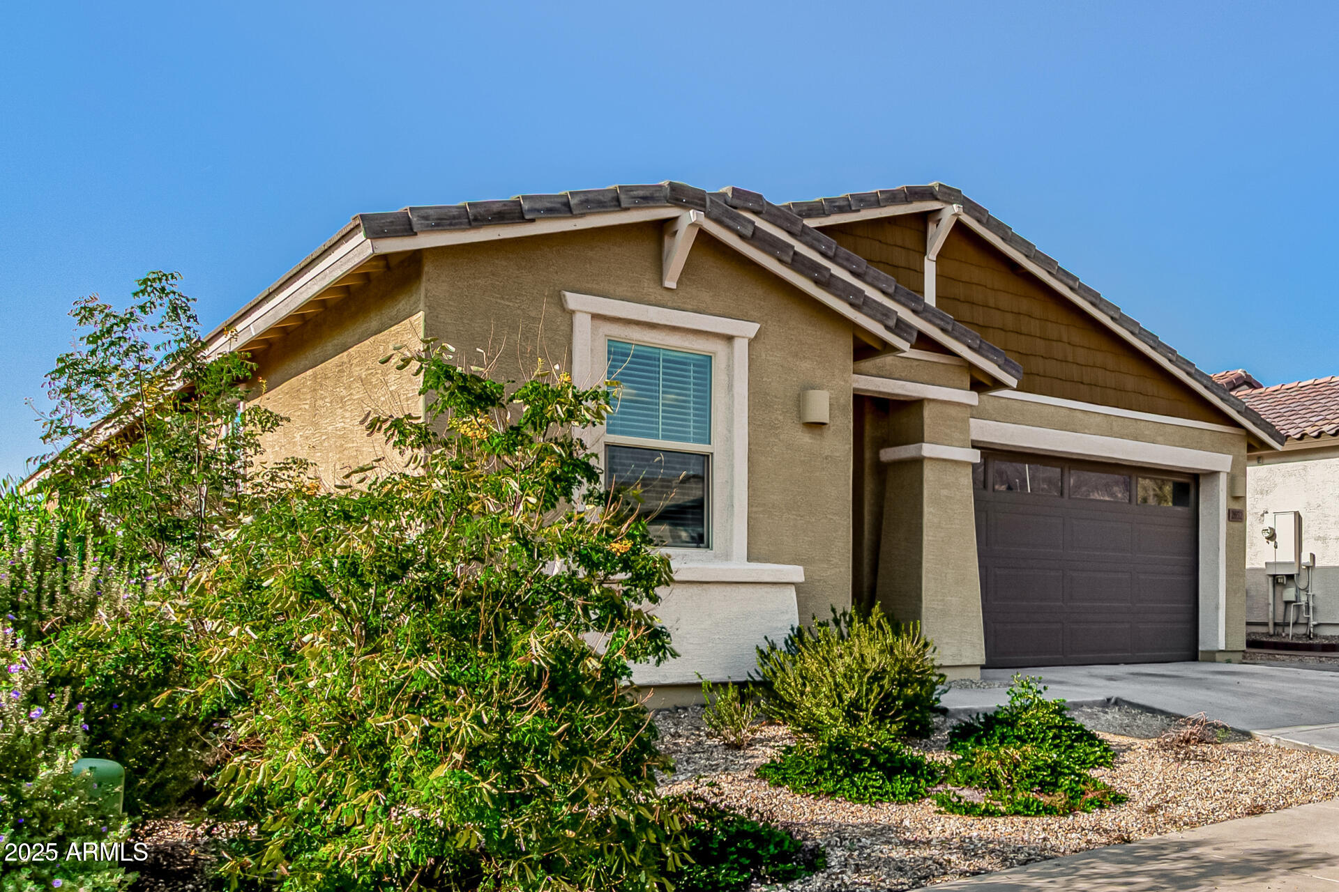 2652 South Prospector Point Road Apache Junction, AZ 85119 - Photo 3 of 37 a front view of a house with garden