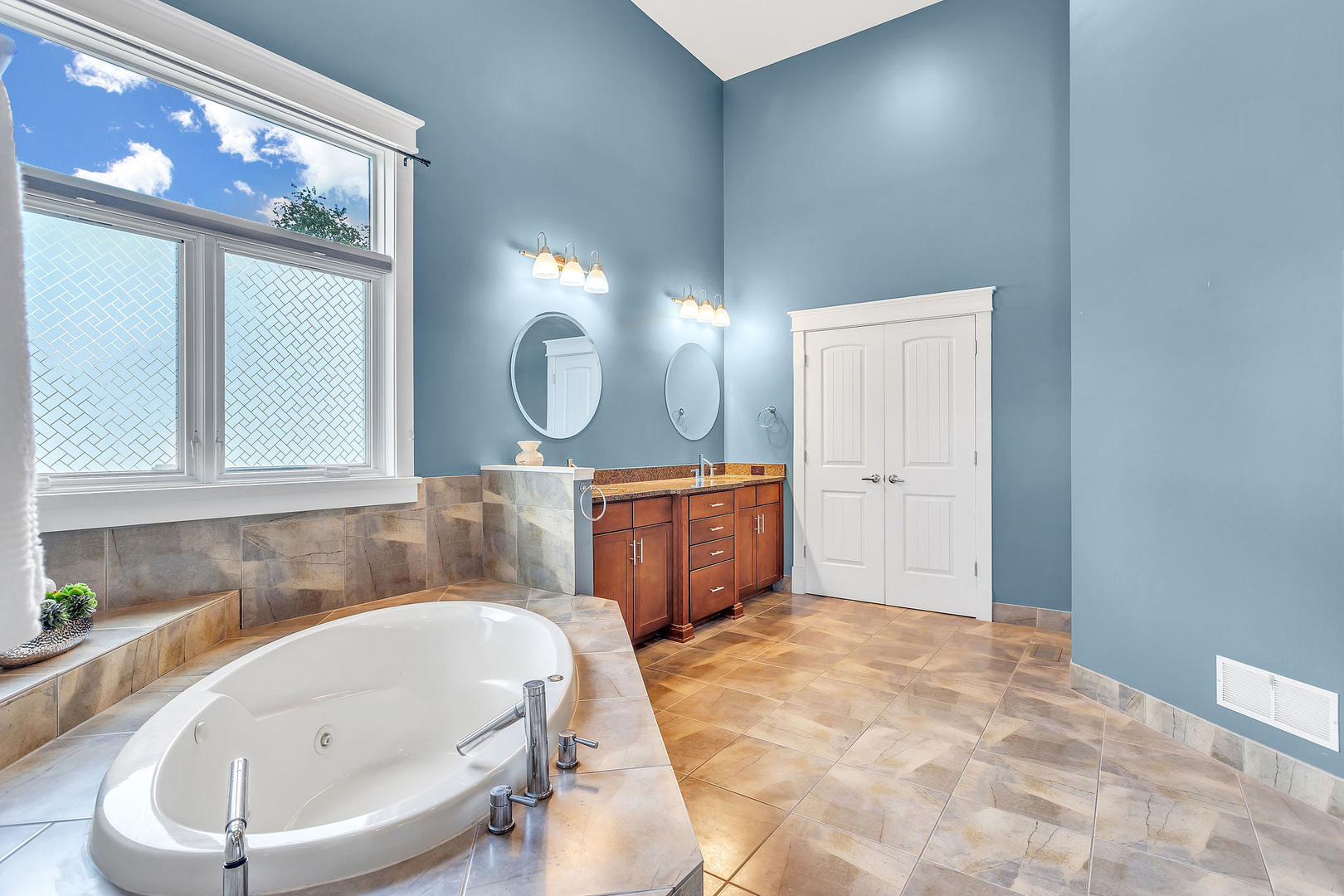 40 Stonecrest Drive Elgin, IL 60124 - Photo 28 of 63 a bathroom with a tub sink and mirror