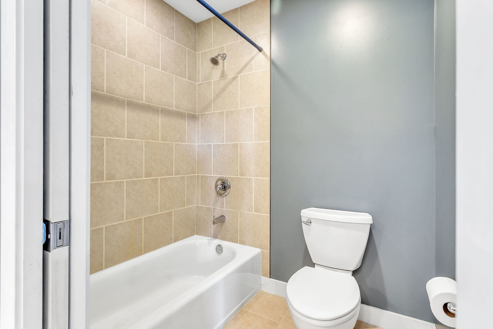 40 Stonecrest Drive Elgin, IL 60124 - Photo 39 of 63 a bathroom with a toilet and a bathtub