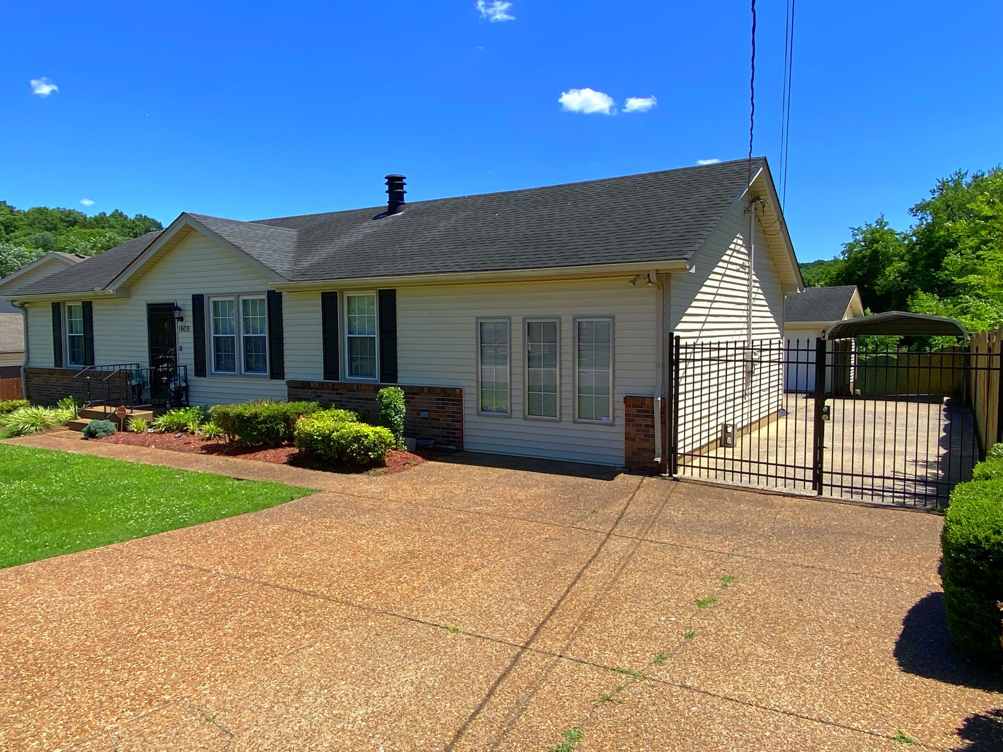1605 Autumn Ridge Drive Nashville, TN 37207 - Photo 2 of 21 a front view of a house with garden