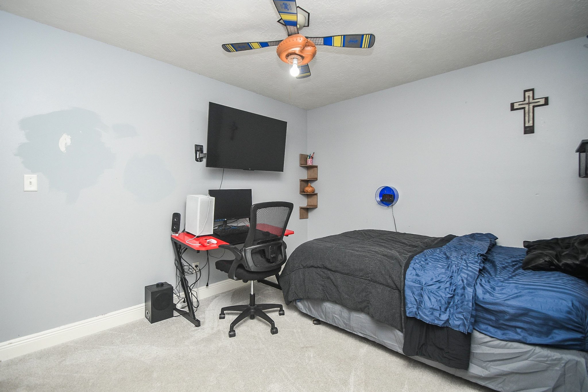 10823 Windswept Montgomery, TX 77356 - Photo 24 of 32 a living room with furniture and a flat screen tv