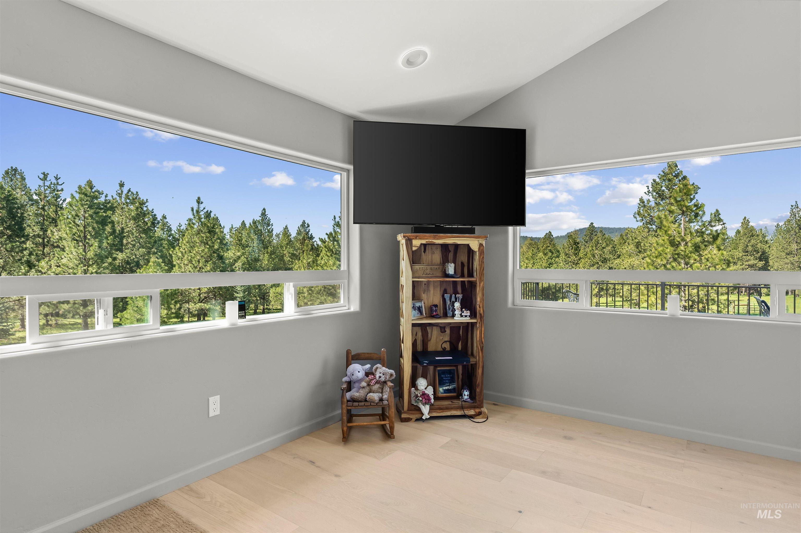 507 Bearlea Road Anatone, WA 99401 - Photo 22 of 47 Expansive room featuring multiple horizontal picture windows with lower transom windows