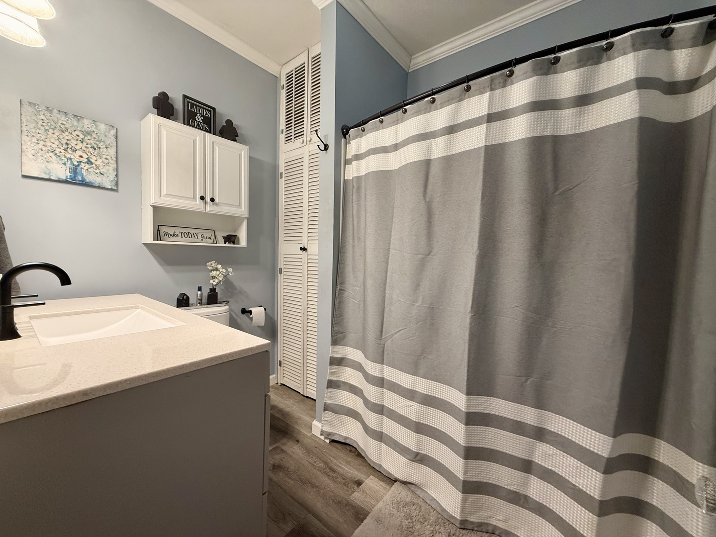 222 West Main Street Clinton, IL 61727 - Photo 16 of 25 a bathroom with a sink and a mirror