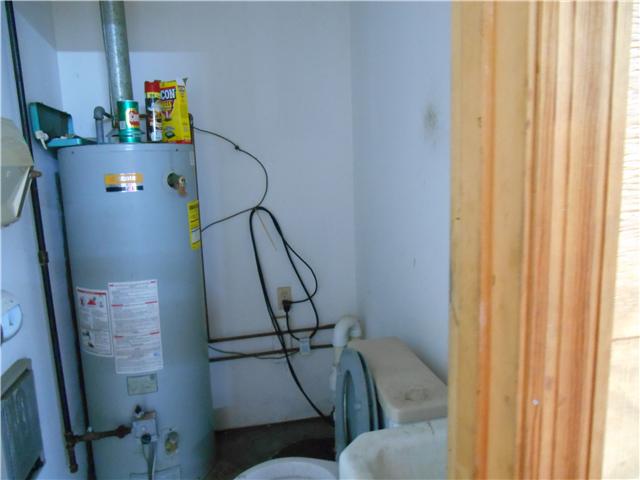 121 Sam Davis Drive Springfield, TN 37172 - Photo 17 of 20 BUILDING OFFERS 1/2 BATH AS WELL AS ANOTHER CLEANUP AREA.